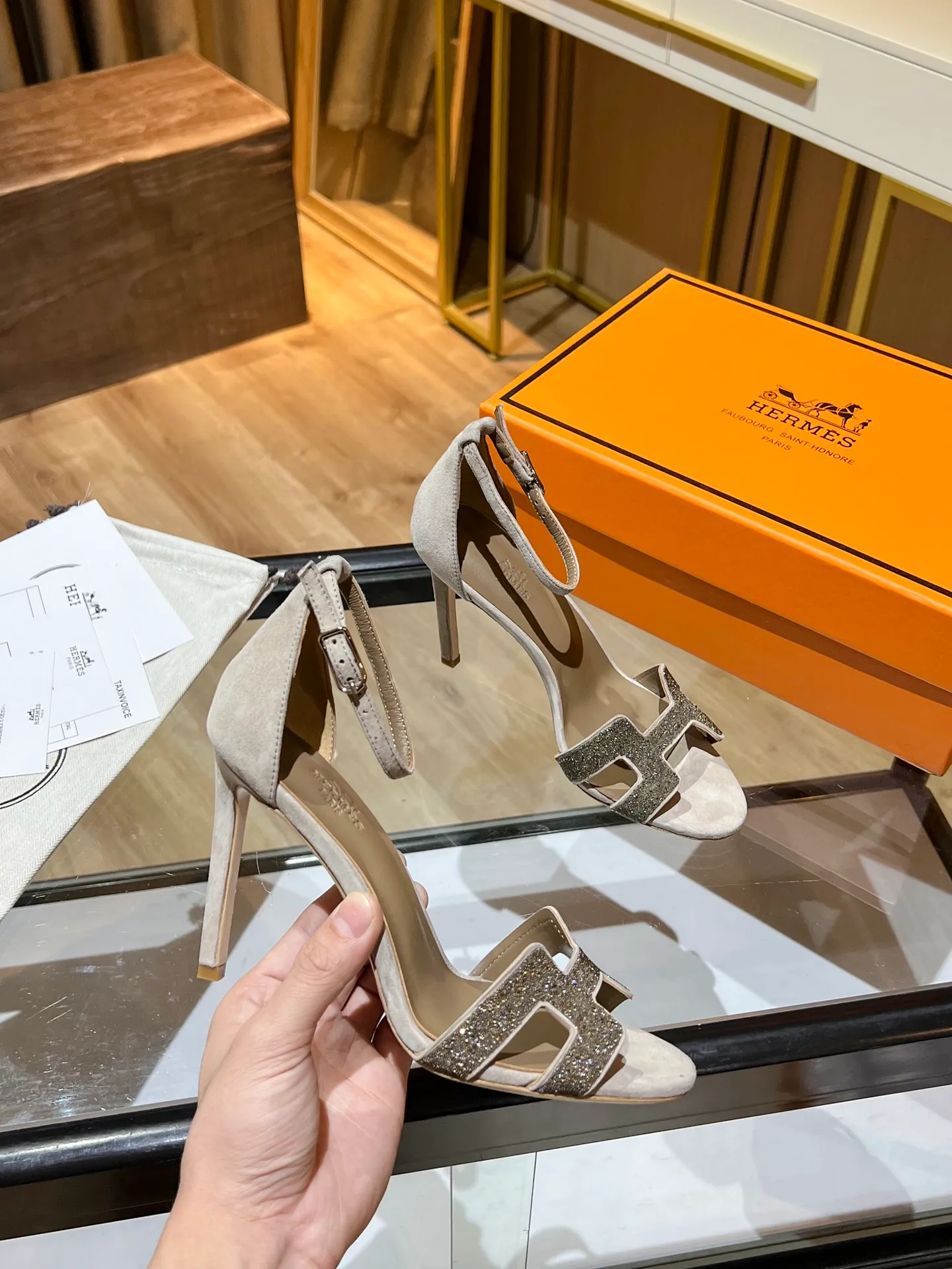 👟👟Ex-factory price 600👟👟 Hermès high-heeled sandals Hermès high-heeled shoes are the simplest, most durable and elegant I have ever seen! ! ! It can hold any style, and the height of 10.5cm is easy to control. Each color has its own unique style. You must buy this one, it is really easy to wear and look good! size: 35-40 (34.40.41 customization is non-returnable and non-exchangeable)